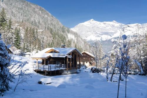 Chalet L'Oratoire - Huge Garden - Renovated Historic Chalet with Mountain Views