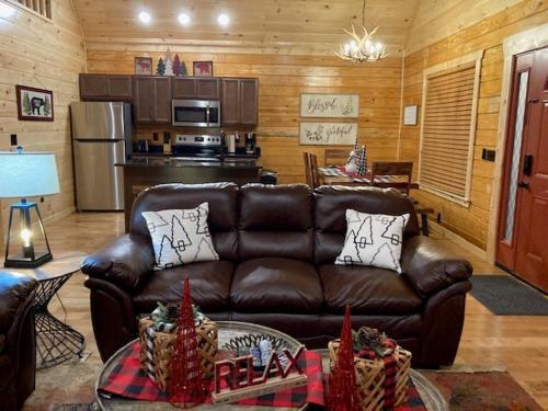 Happy Vibes Cabin - The Name Says It All! in Gatlinburg, USA