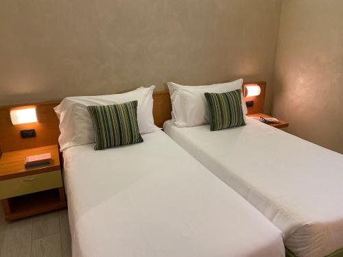 Hotel Embassy - image 2