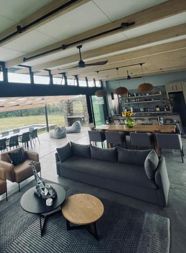The Villa at 40 Acres - Self-Catering Luxury Farmhouse on 16 hectares, Magaliesburg (foto 5)