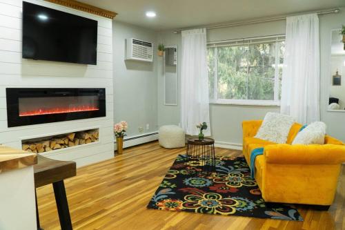 . Luxury Apartment w/ Wet bar & Fireplace in Pleasant Ridge