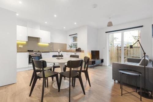 Spacious Clapham Apartments, Londyn