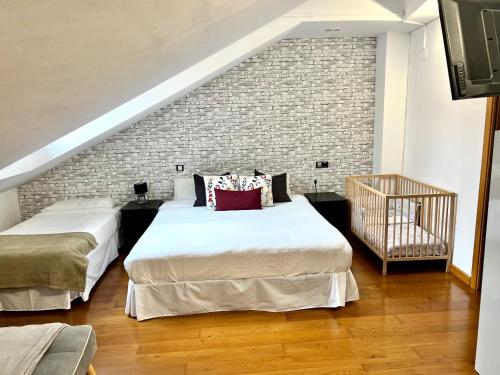 1 king bed, 1 twin bed