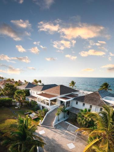 La Perla Estate - 7 BR Luxury Beachfront Villa with utmost privacy