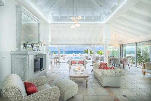 La Perla Estate - 7 BR Luxury Beachfront Villa with utmost privacy