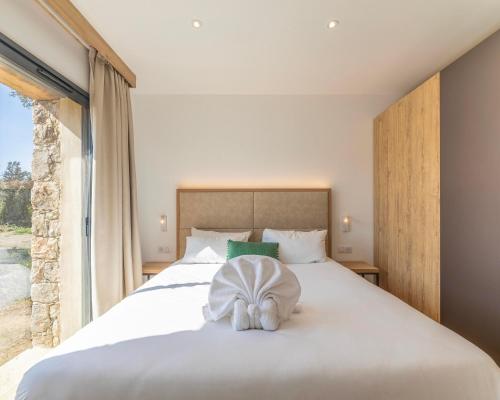 1 queen bed, 2 twin beds, 1 sofa bed