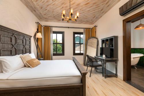 Romantic Room with Bathtub image 10