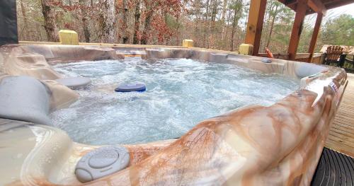 Relax & Unwind Hot-Tub 6 seater, Fire-Pit, Master King Bed, Near Wineries, Resort Amenities