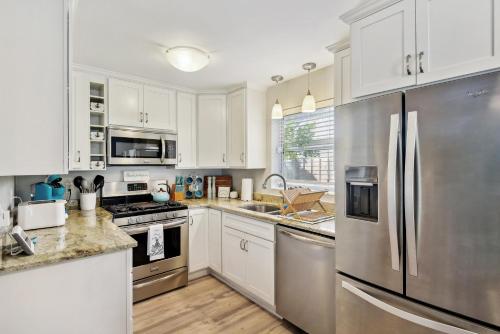 New Smyrna Beach Home Less Than 1 Mi to BeachandFlagler Ave in New Smyrna Beach, USA