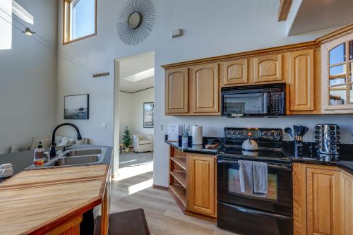 Spacious Flagstaff Home with Private Hot Tub and Deck!