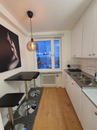 주방, Close to the subway. Beautiful and Cozy apartment! in 헤셀뷔 빌라스타드