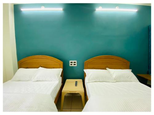 2 queen beds