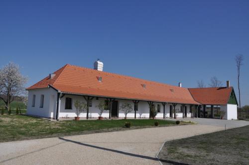 2 bedrooms, 7 beds