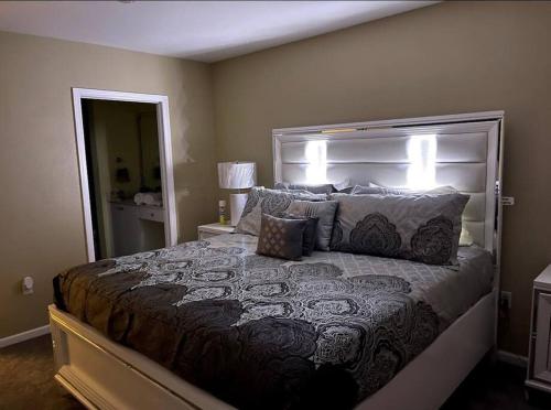 Luxury Miami 2br Townhouse Near Stadium !! in Miami Gardens, USA
