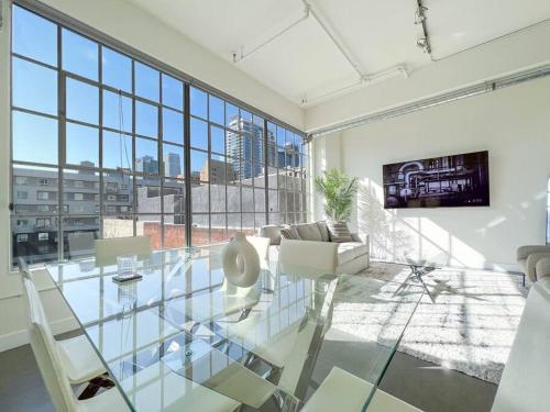 Modern Loft in DTLA - Rooftop Pool & Free Parking!, Los Angeles