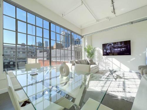 Modern Loft in DTLA - Rooftop Pool & Free Parking!