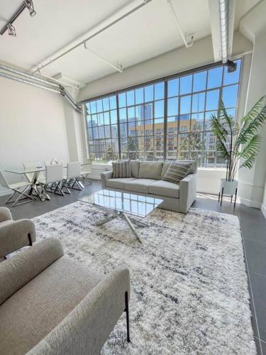 Modern Loft in DTLA - Rooftop Pool & Free Parking!