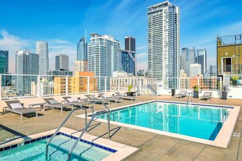 Modern Loft in DTLA - Rooftop Pool & Free Parking!