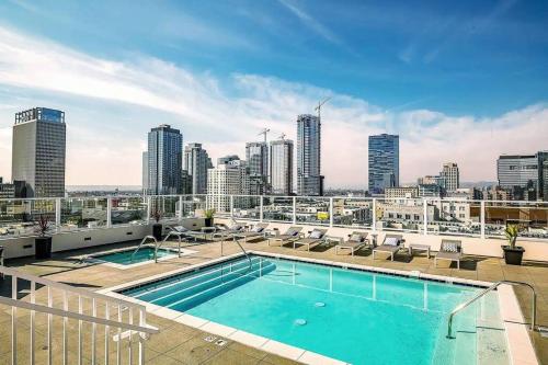 Modern Loft in DTLA - Rooftop Pool & Free Parking!