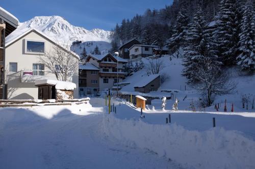 UnderDach Holiday House – khách sạn tại Andermatt