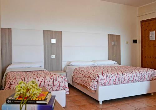 1 queen bed, 1 twin bed