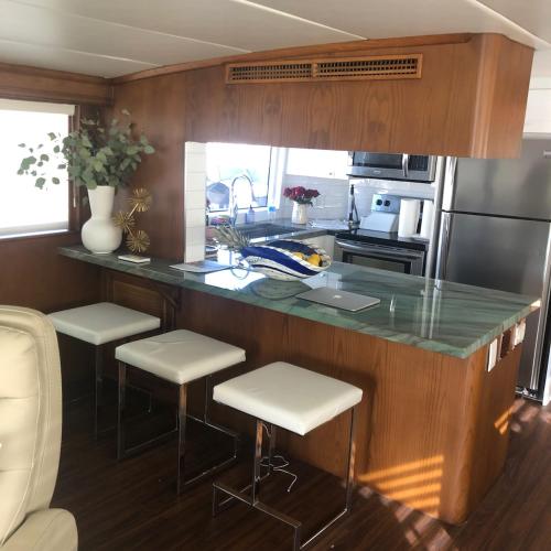 Luxury Afloat Yacht Paradise 3 bedrooms 3bath 5 beds with full Marina view