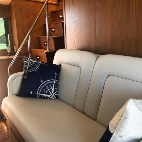 Luxury Afloat Yacht Paradise 3 bedrooms 3bath 5 beds with full Marina view