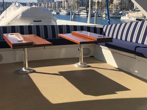 Luxury Afloat Yacht Paradise 3 bedrooms 3bath 5 beds with full Marina view