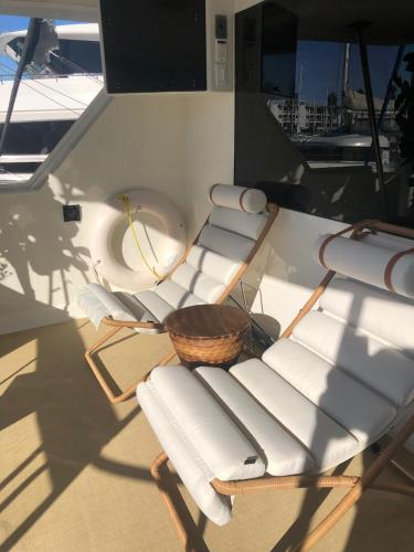 Luxury Afloat Yacht Paradise 3 bedrooms 3bath 5 beds with full Marina view