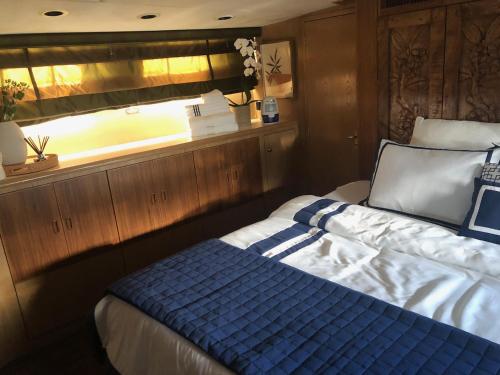 Luxury Afloat Yacht Paradise 3 bedrooms 3bath 5 beds with full Marina view