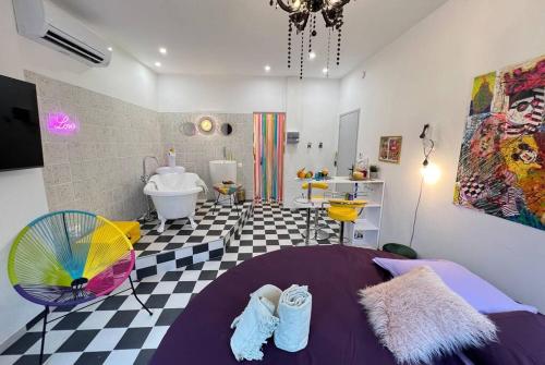 La Suite PopArt - Baignoire - Lit Rond, Марсель (фото 10)