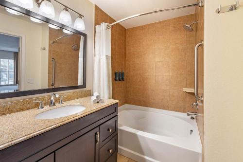 One-Bedroom King Suite with Sofa Bed image 3
