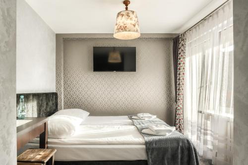 1 double bed, 1 twin bed