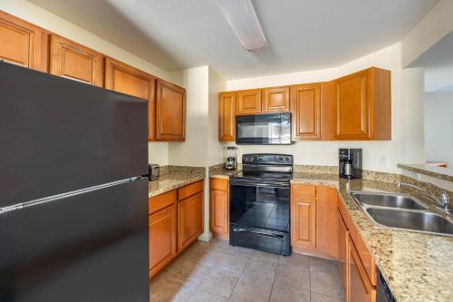 Two-Bedroom Suite with Accessible Tub image 3