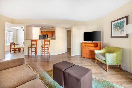 Two-Bedroom Suite with Accessible Tub image 4