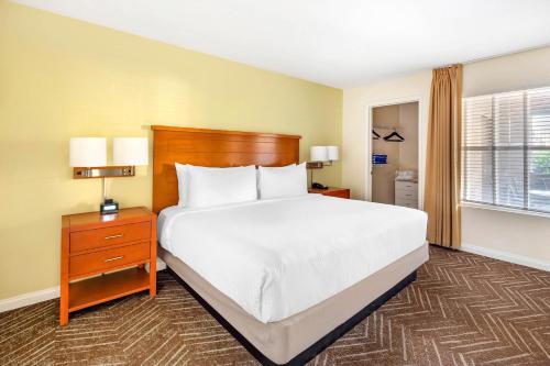 Two-Bedroom Suite with Accessible Tub image 2