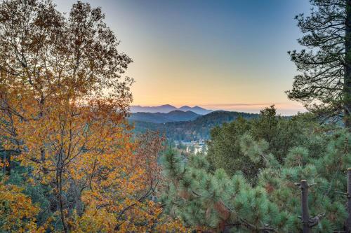 Crestline Cabin Mountain Views and Fire Pit! in Crestline, USA