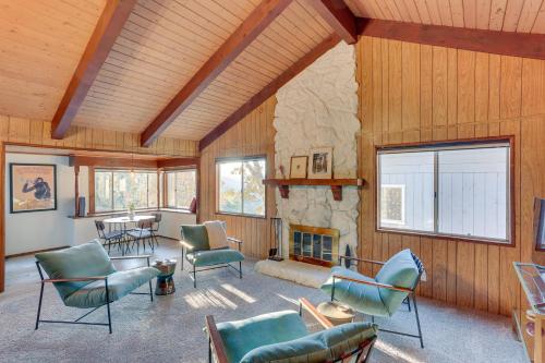 Crestline Cabin Mountain Views and Fire Pit! in Crestline, USA