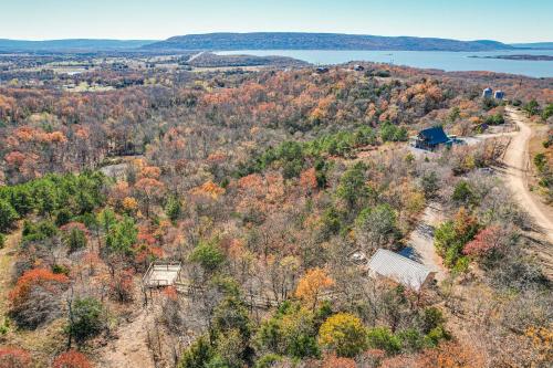Secluded Tuskahoma Retreat with Deck and Views! in Clayton, USA