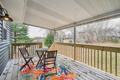 Vine Grove Home with Deck, 4 Mi to Saunders Springs!