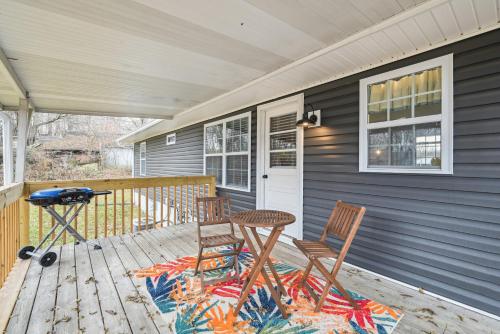 Vine Grove Home with Deck, 4 Mi to Saunders Springs!