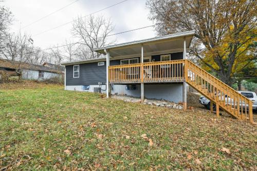 Vine Grove Home with Deck, 4 Mi to Saunders Springs!