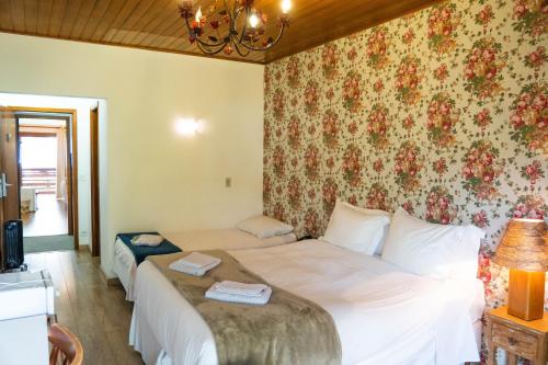 1 queen bed, 1 twin bed
