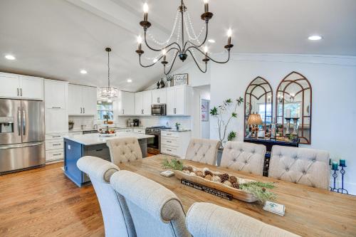 Beachfront Dadeville Family Escape on Lake Martin! in Dadeville, USA