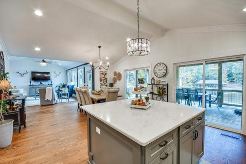 Beachfront Dadeville Family Escape on Lake Martin! in Dadeville, USA
