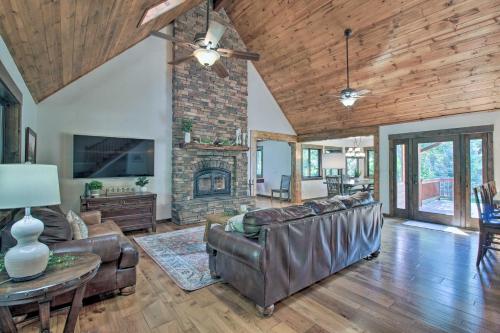 Pinetop Cabin Hot Tub, Deck, Grill, and Game Room! - Indian Pine