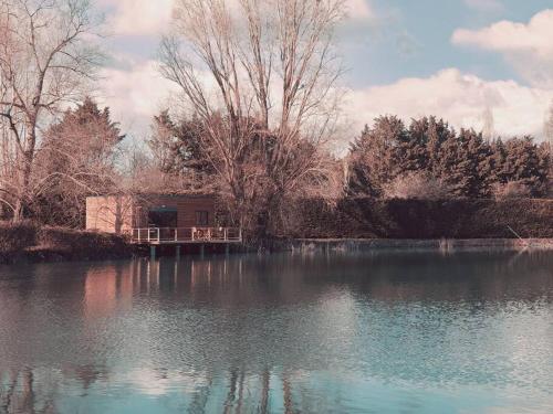 Chalet les pieds dans l'eau la campagne à la ville