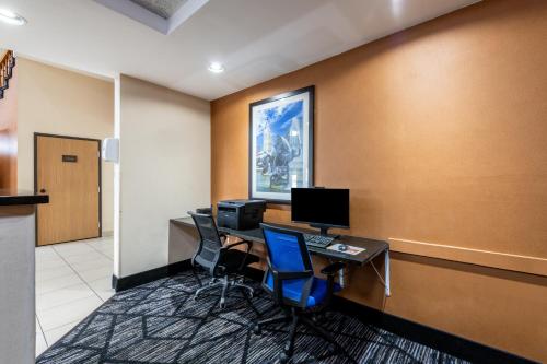 Comfort Suites Kansas City - image 2