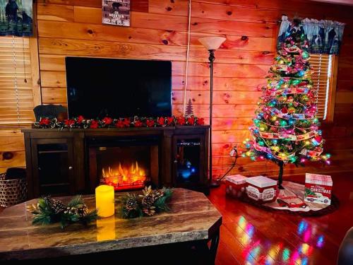 Smoky Mountain Enchanting Haven 3BR2BA Cabin in Sevierville, USA