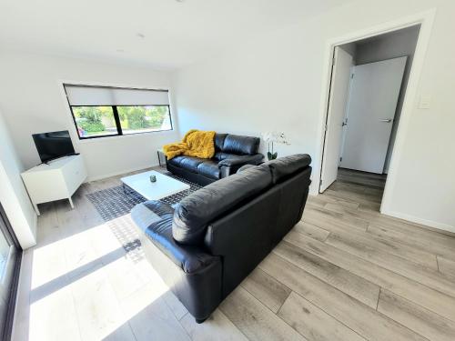 Hosts on the Coast - Catherine Chic